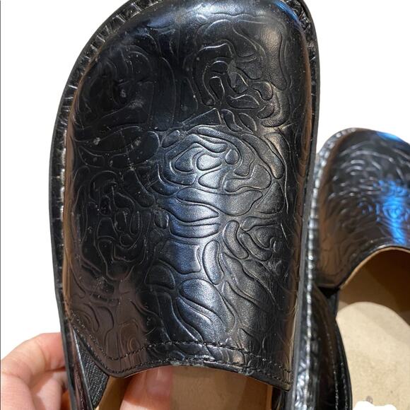 Alegria Womens Size 38 (7) Black Tooled Leather Slip On Shoes - Picture 5 of 9